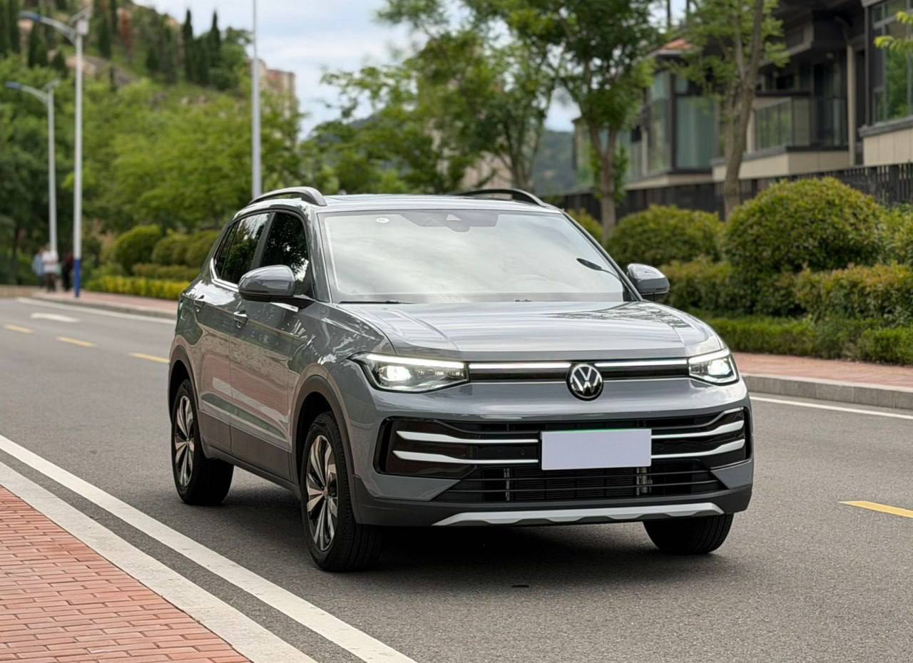 Новый Volkswagen Tharu 2026, вид спереди в три четверти