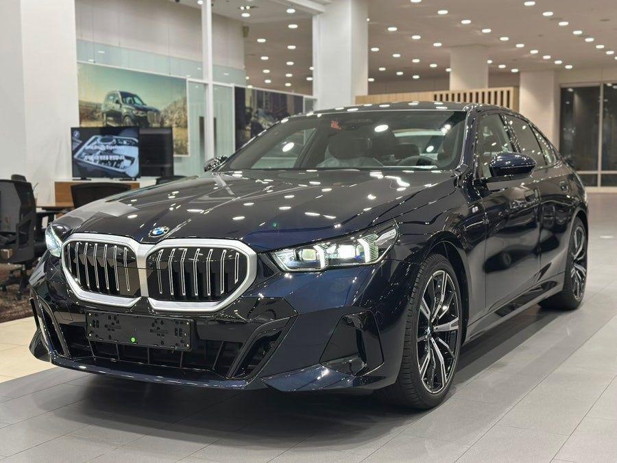 Новый BMW 530i xDrive 2026 M Sport Plus, вид спереди