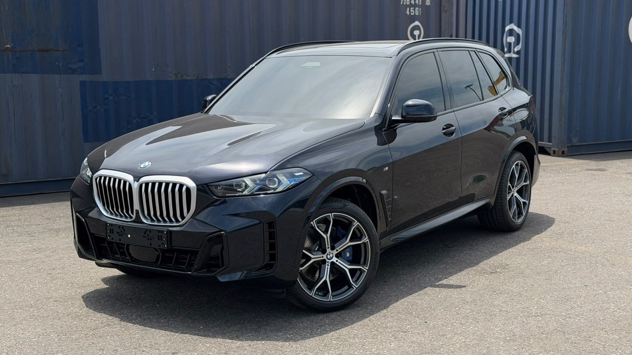 Новый BMW X5 2026 M Sport Pro, вид спереди
