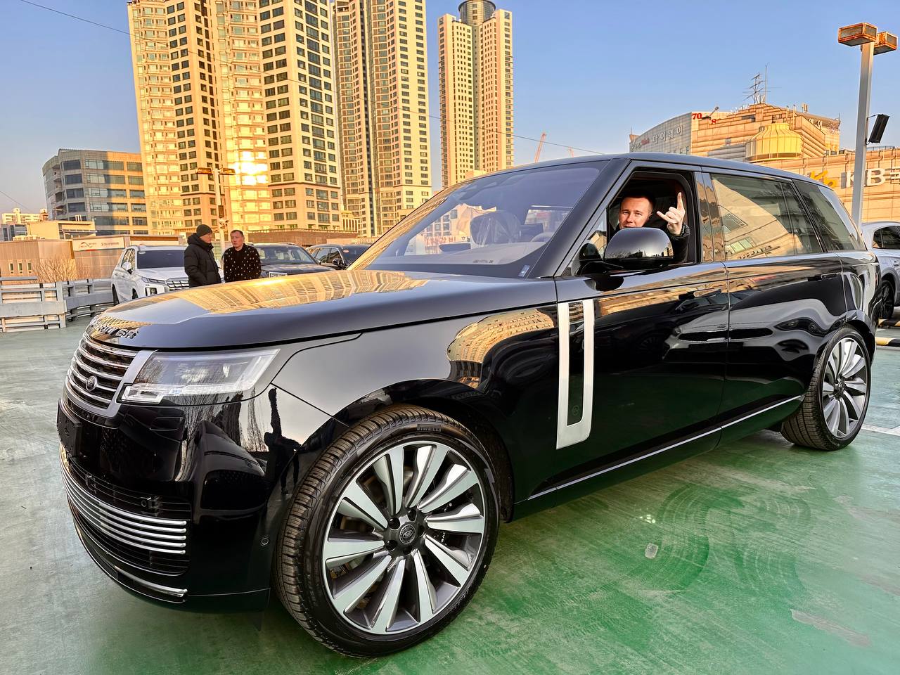 Range Rover на площадке в Корее