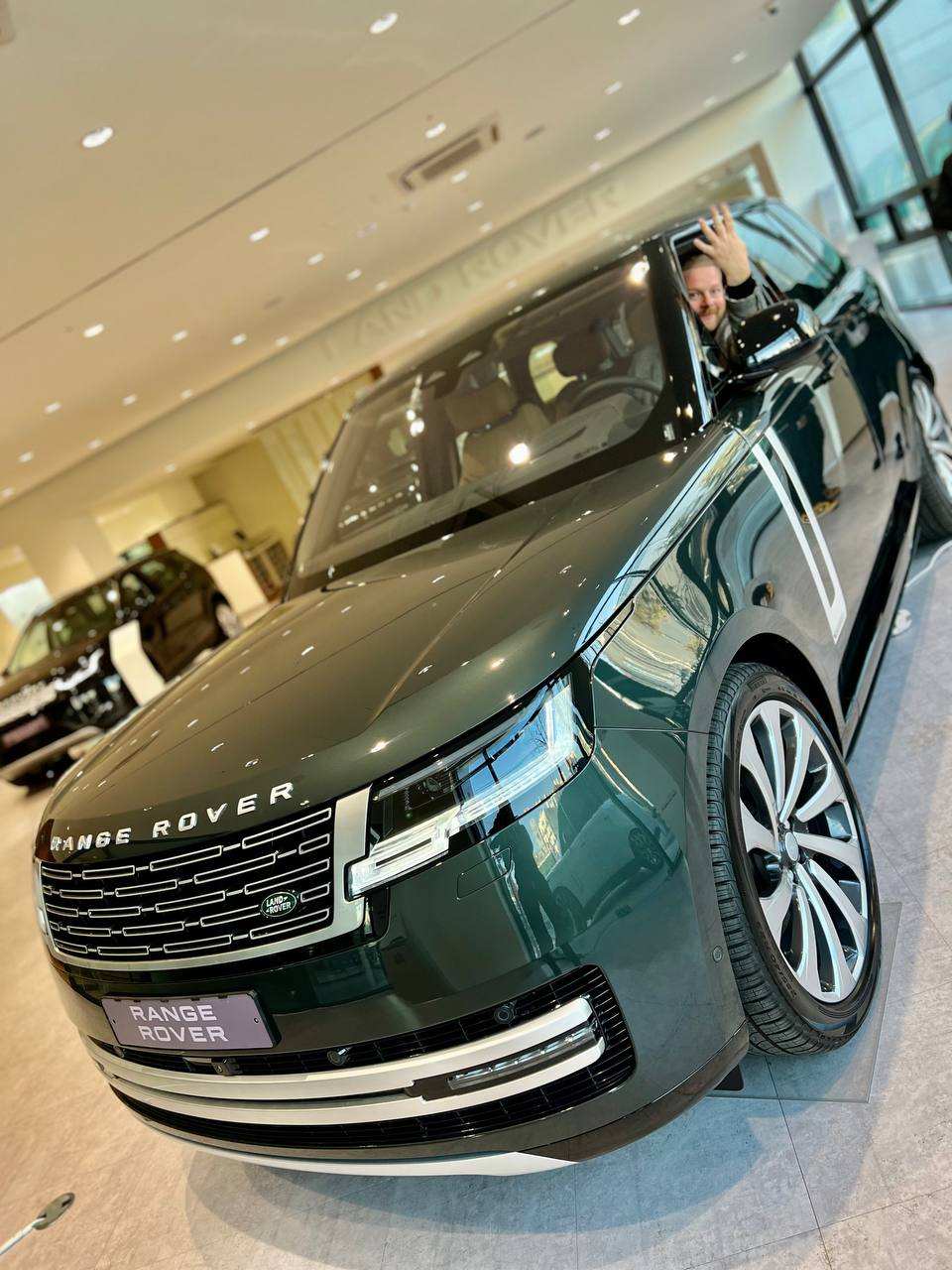 Range Rover в корейском шоуруме